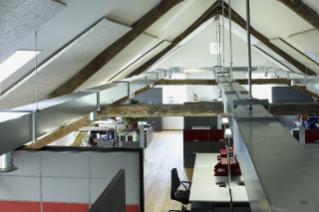 Der Dachraum beherbergt Büroarbeitsplätze (© Theodor Stalder, Zürich)